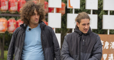 Copertina di “Per Jo Squillo e Michelle Masullo Pechino Express è solo una corsa spietata. Fiona May e Patrick Stevens? Lui sottomesso, lei antisportiva”: così Dani Faiv e Tony2Milli