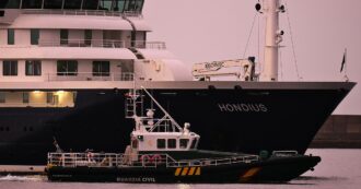 Hantavirus, la nave Hondius è a Tenerife: pronto maxi-dispositivo sanitario. Il direttore dell’Oms sull’isola: “Non è il Covid”