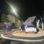 Copertina di Auto fuori strada centra una cappella: salvato dai vigili del fuoco un quadro del 1872 della Madonna di Pompei