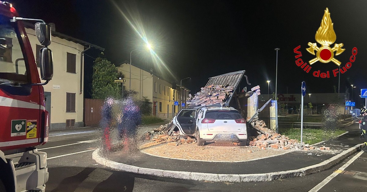 auto fuori strada centra una cappella salvato dai vigili del fuoco un quadro del 1872 della madonna di pompei da Ilfattoquotidiano.it auto fuori strada centra una cappella salvato dai vigili del fuoco un quadro del 1872 della madonna di pompei