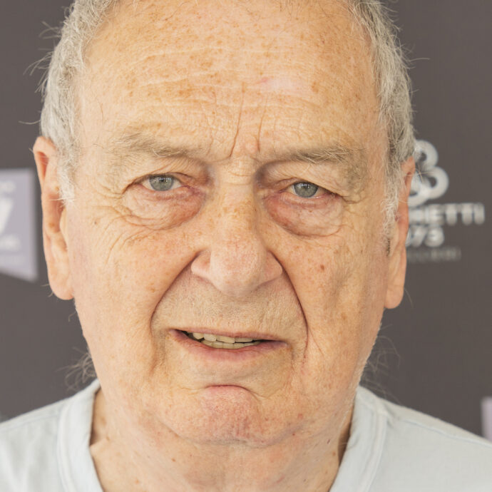 “Mi spiace, non sono qui per darvi lavoro. In Inghilterra non ci sono più soldi per fare cinema. C’è per caso un milionario in sala? Il mondo moderno fa schifo”: parla  Stephen Frears