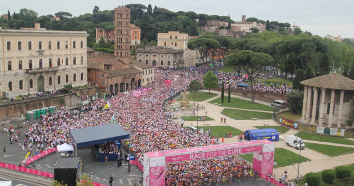 Copertina di Race for the cure a Roma, una marea umana alla manifestazione per la lotta ai tumori al seno: “Siamo 200mila”