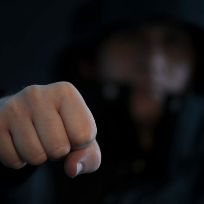 Passeggero ubriaco preso a manganellate in aereo: prima litiga con la compagna e poi aggredisce i poliziotti. Un testimone: “La coppia era ubriaca fradicia”