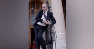 Copertina di Il neo ministro si scatena sul palco nel giorno dell’insediamento del governo in Ungheria: il balletto fa il giro di social e tv
