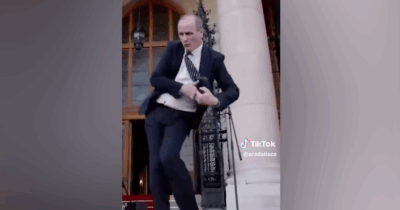 Copertina di Il neo ministro si scatena sul palco nel giorno dell’insediamento del governo in Ungheria: il balletto fa il giro di social e tv