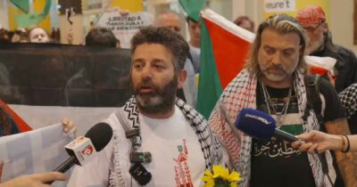 Copertina di Flotilla, scarcerati Abukeshek e Avila. Saif arriva a Barcellona e annuncia: “Preparo la valigia e raggiungo i miei compagni in Turchia”