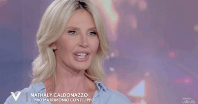 Copertina di “Dopo l’incidente sono claudicante, non posso più fare musical né posare in costume. Ho avuto pensieri estremi. Poi ho incontrato mio marito, il nostro è un amore a distanza”: parla Nathaly Caldonazzo