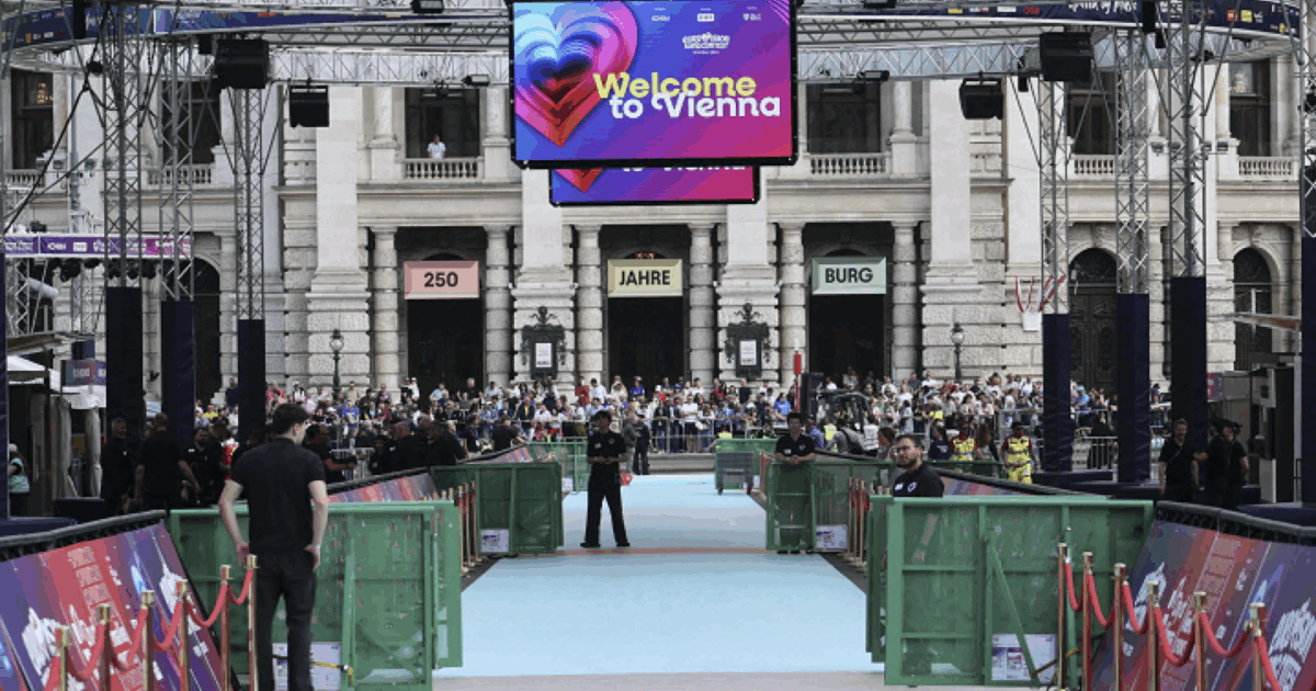 Eurovision 2026, al turquoise carpet sfilano i 35 concorrenti in gara. Al via la cerimonia di inaugurazione e c’è anche Sal Da Vinci