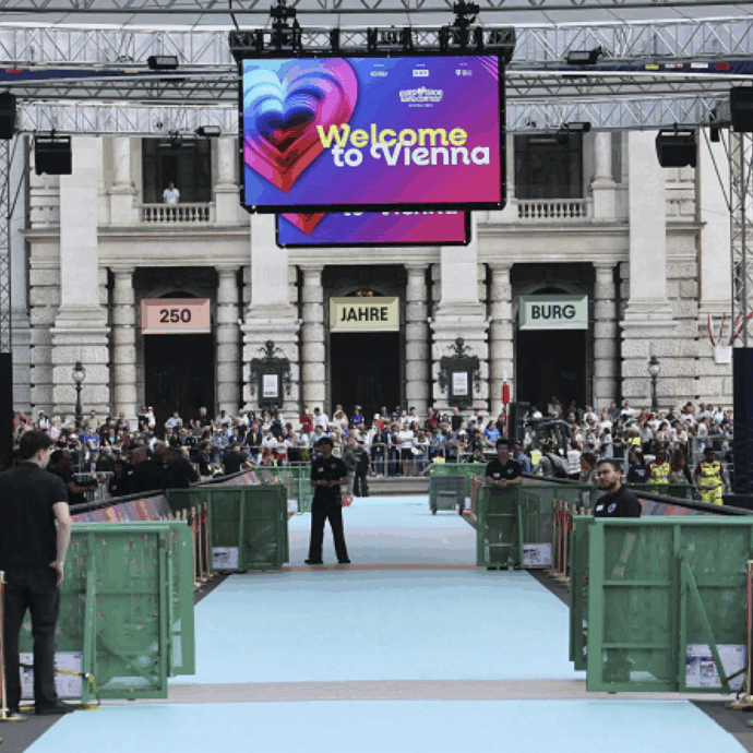 Eurovision 2026, al turquoise carpet sfilano i 35 concorrenti in gara. Al via la cerimonia di inaugurazione e c’è anche Sal Da Vinci