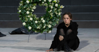 Copertina di L’indipendenza femminile contro il potere politico, la battaglia (quasi mai risolta): così “Antigone” di Sofocle al Teatro di Siracusa parla al mondo di oggi