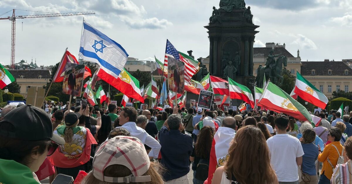 Eurovision Song Contest 2026, al turquoise carpet duecento persone protestano con le vecchie bandiere iraniane per chiedere un cambio di regime. Contestate anche Israele e America