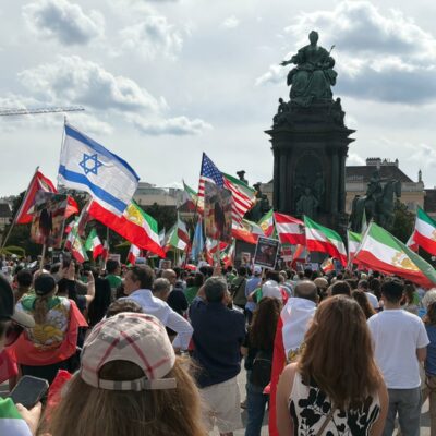 Copertina di Eurovision 2026, al turquoise carpet 200 persone protestano con le vecchie bandiere iraniane per chiedere un cambio di regime. Contestata anche Israele 