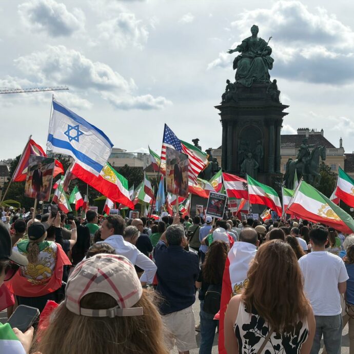 Eurovision Song Contest 2026, al turquoise carpet duecento persone protestano con le vecchie bandiere iraniane per chiedere un cambio di regime. Contestate anche Israele e America