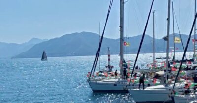 Copertina di Al riparo a Marmaris, ora la Flotilla si ricarica