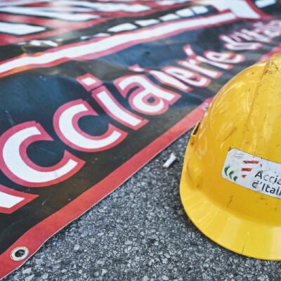 Copertina di L’Ilva è già storia: i compratori vogliono  il cadavere dell’acciaieria