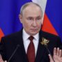 Copertina di Putin e Zelensky  si parlano via social. Ma il nodo irrisolto rimane il Donbass