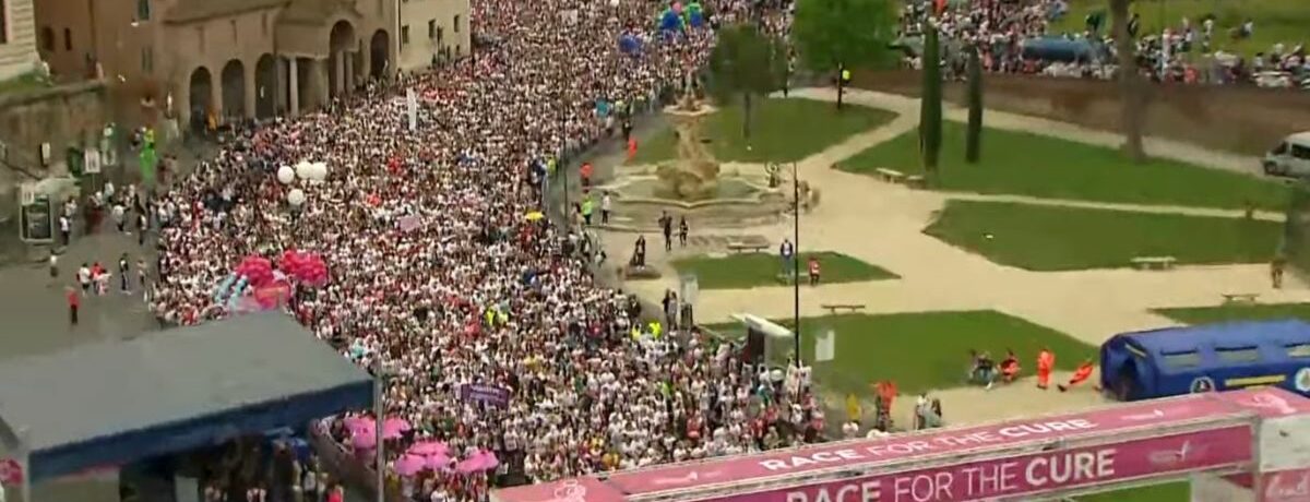 Copertina di Race for the cure, marea umana a Roma per la manifestazione a sostegno della ricerca sul tumore al seno: “Siamo 200mila”. La diretta