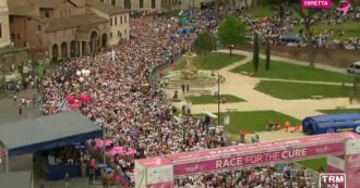 Copertina di Race for the cure, marea umana a Roma per la manifestazione a sostegno della ricerca sul tumore al seno: “Siamo 200mila”. La diretta