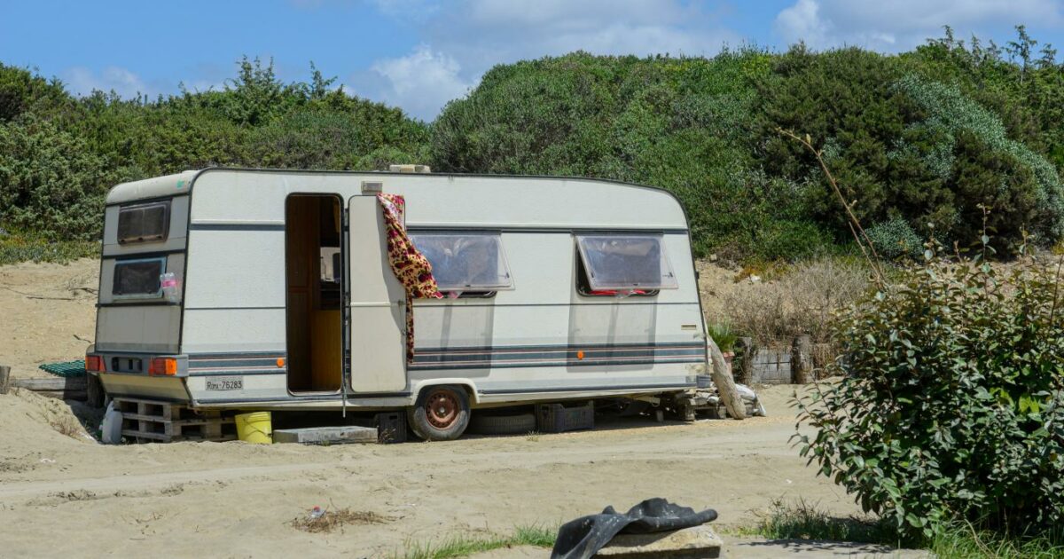 “Pensavamo fosse un investimento per il futuro, ora viviamo in una roulotte. E’ un incubo”: la storia di Loraine e Rob, pensionati truffati dall’impresa che doveva ristrutturare la loro casa