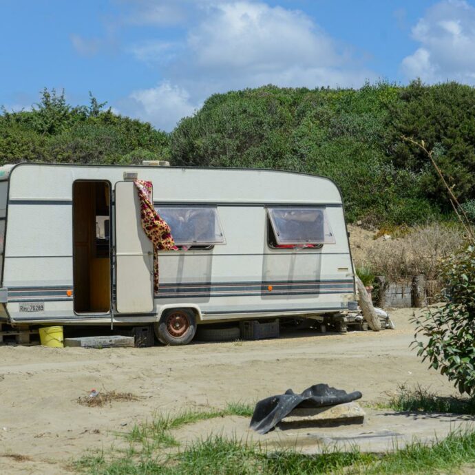 “Pensavamo fosse un investimento per il futuro, ora viviamo in una roulotte. E’ un incubo”: la storia di Loraine e Rob, pensionati truffati dall’impresa che doveva ristrutturare la loro casa