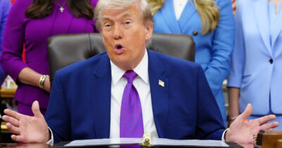 Copertina di Iran, Trump: “Continueremo a fare pressione per accordo. Cessate il fuoco appeso a un filo”. Teheran: “Da Usa richieste eccessive. Sì a piano cinese”.