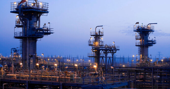 Petrolio in rialzo dopo il mancato accordo Usa-Iran. Utili su del 26% per Saudi Aramco che riesce ad aggirare Hormuz – Infografica
