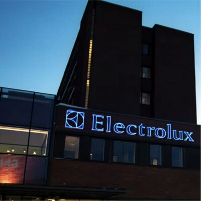 Copertina di Electrolux chiude la fabbrica di Cerreto d’Esi e annuncia 1.700 esuberi su 4.500 lavoratori. Proclamate 8 ore di sciopero
