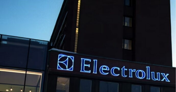 Electrolux chiude la fabbrica di Cerreto d’Esi e annuncia 1.700 esuberi su 4.500 lavoratori. Proclamate 8 ore di sciopero