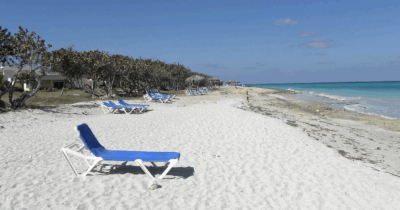 Copertina di Pensionati vanno in vacanza a Cuba ma tutto va storto. “La sporcizia della camera, il ricovero per legionella” e la causa che però perdono: dovranno pagare 30 mila euro