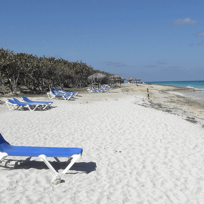 Pensionati vanno in vacanza a Cuba ma tutto va storto. “La sporcizia della camera, il ricovero per legionella” e la causa che però perdono: dovranno pagare 30 mila euro