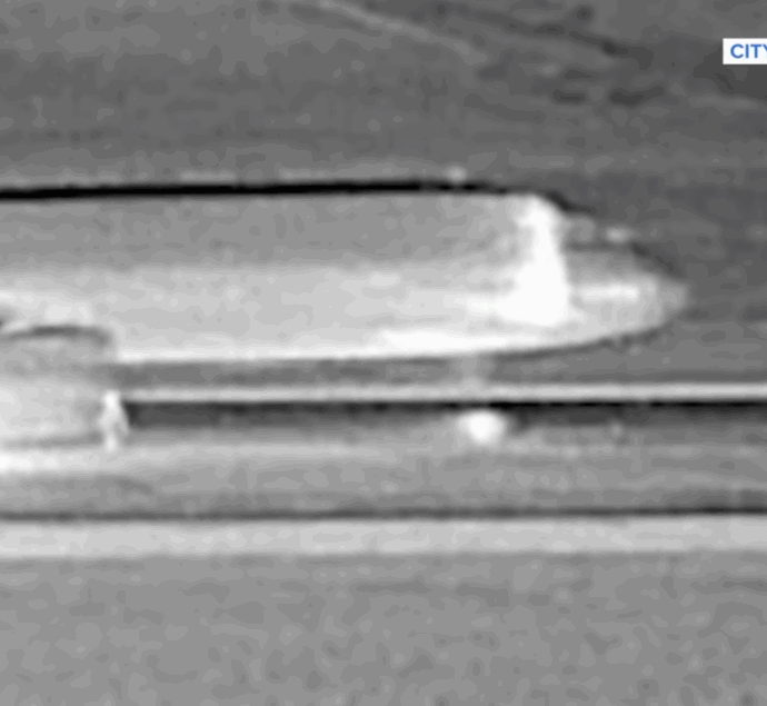 Un uomo scavalca la recinzione dell’aeroporto e viene ucciso da un aereo in decollo, i racconti choc dei passeggeri: “Ho pensato di morire bruciato”