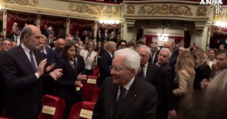 Copertina di Applausi e pubblico in piedi per Mattarella al concerto per gli 80 anni della riapertura della Scala dopo i bombardamenti del ’43