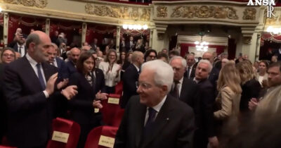 Copertina di Applausi e pubblico in piedi per Mattarella al concerto per gli 80 anni della riapertura della Scala dopo i bombardamenti del ’43