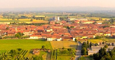 Copertina di Il caso del biodigestore di Villareggia: mille abitanti, quattro anni di battaglie (anche contro il Pnrr)