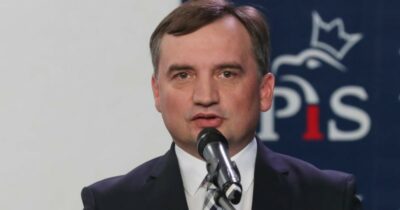 Copertina di Ex ministro polacco ricercato e “rifugiato” in Ungheria vola negli Usa. Magyar: “Non siamo la discarica dei criminali”