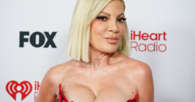 Copertina di Tori Spelling: “Dicono che mi sono rifatta tutto da quando avevo 17 anni, ma non è così. Negli anni ’90 sono stata una pioniera dello stile, sono stata una delle prime a lanciare mode e voglio tornare a farlo”