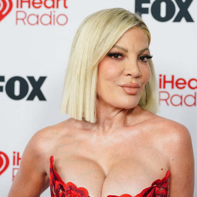 Tori Spelling: “Dicono che mi sono rifatta tutto da quando avevo 17 anni, ma non è così. Negli anni ’90 sono stata una pioniera dello stile, sono stata una delle prime a lanciare mode e voglio tornare a farlo”