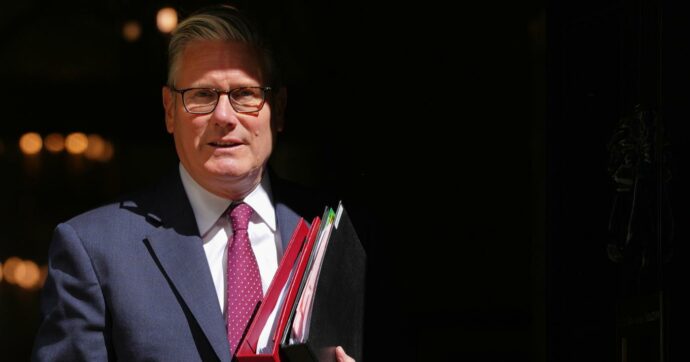 Regno Unito, il premier Starmer resiste alla rivolta interna: “Avanti con il governo”. La viceministra Fahnbulleh si dimette: “Ora nuovo leader”