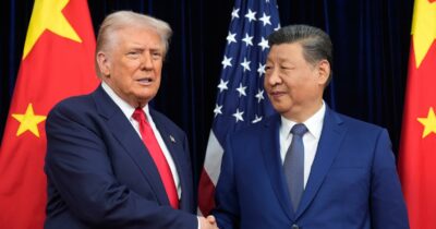 Copertina di Trump vola in Cina da Xi Jinping in una fase di debolezza: non solo Iran e Taiwan, sul tavolo anche una lunga tregua commerciale