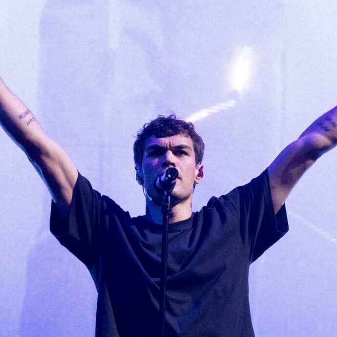 Blanco in concerto a Milano: il miglior amico del Liceo che ti fa ridere (“mi son pisciato addosso nel cambio, non abbracciatemi se vengo lì”) e ti porta a ballare fino a notte fonda