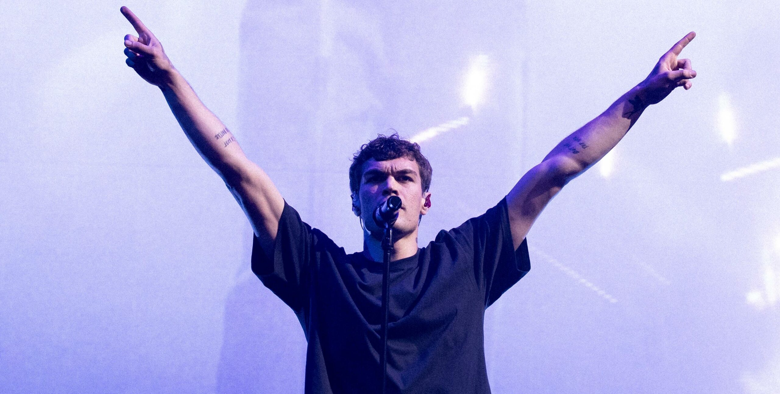 Blanco in concerto a Milano: il miglior amico del Liceo che ti fa ridere (“mi son pisciato addosso nel cambio, non abbracciatemi se vengo lì”) e ti porta a ballare fino a notte fonda