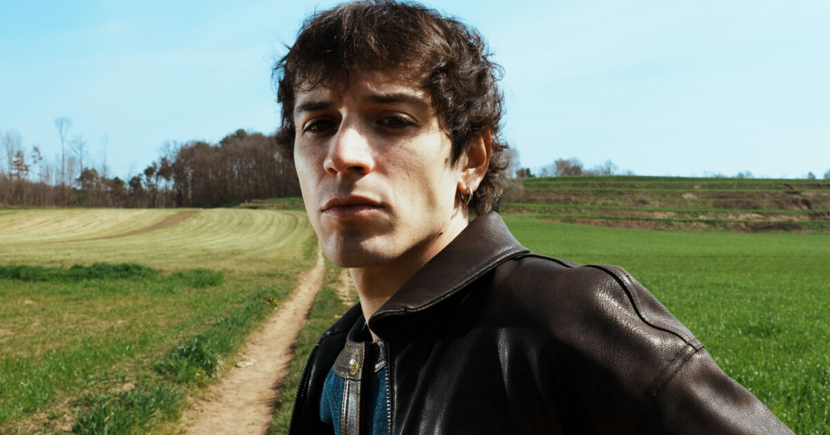 “Alex di Amici mi manderebbe a cag**are, senza ascoltare. Nelle relazioni provo a non perdermi, ma poi ‘bum’ salta tutto. Nei momenti down respiro, scrivo e vado avanti”: parla Alex Wyse