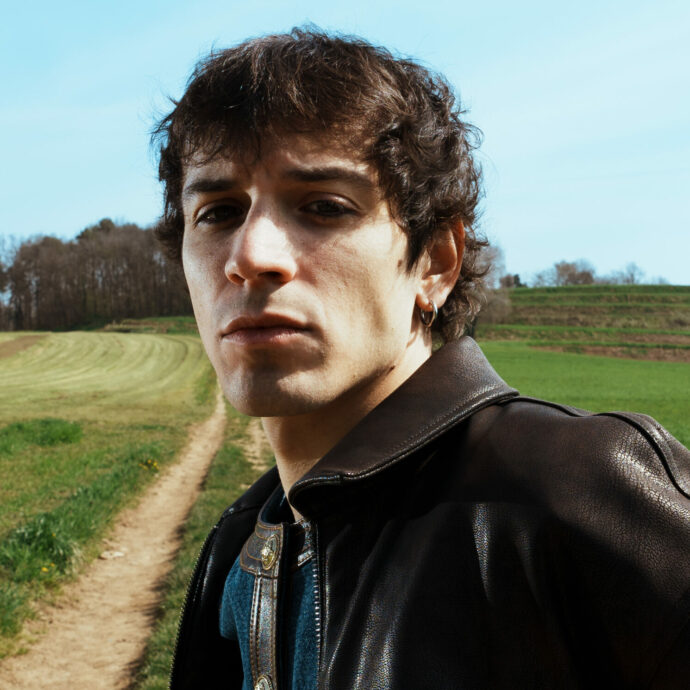 “Alex di Amici mi manderebbe a cag**are, senza ascoltare. Nelle relazioni provo a non perdermi, ma poi ‘bum’ salta tutto. Nei momenti down respiro, scrivo e vado avanti”: parla Alex Wyse