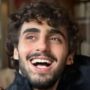 Copertina di “‘A volte ancora la sento, la coltellata’, ma ‘non odio’: la lettera di Davide, lo studente aggredito per 50 euro perdona i suoi aggressori