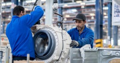 Copertina di Tre milioni dal Mimit, i finanziamenti della Bei e i bonus: Electrolux prende i soldi e licenzia in Italia