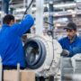 Copertina di Tre milioni dal Mimit, i finanziamenti della Bei e i bonus: Electrolux prende i soldi e licenzia in Italia