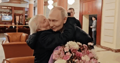 Copertina di Putin incontra la sua insegnante d’infanzia e la porta a cena nella sua residenza: il video diffuso dal Cremlino
