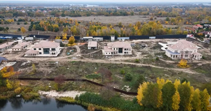 Tangenti in Ucraina, l’Ukrainska Pravda: “Una delle mega-ville destinata a Zelensky”