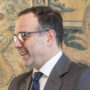 Copertina di Missione. La premier vola in Grecia dall’editore di Repubblica: evento a porte chiuse con Blair