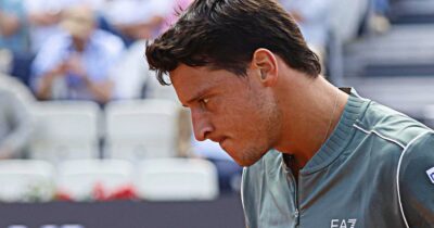 Copertina di Eroico Darderi: annulla quattro match point ed elimina Zverev a Roma. Ai quarti la sfida al talento Jodar: “Ho il livello per giocarmela con tutti”